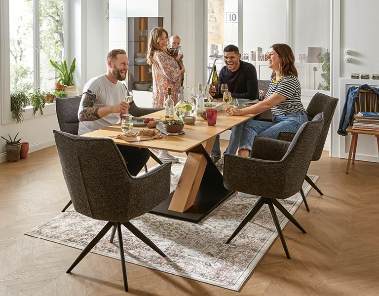 Gemeinsam genießen - stilvolle Möbel, die Menschen verbinden. Für echte Gespräche, gute Stimmung und lange Abende am Esstisch.